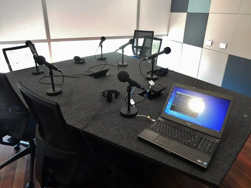 Microfoon op een tafel in een podcaststudio, klaar voor een opname