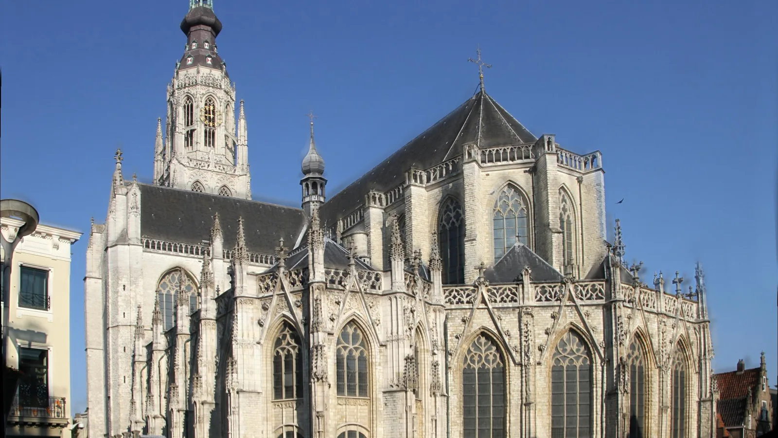 De Grote Kerk van Breda in de zon