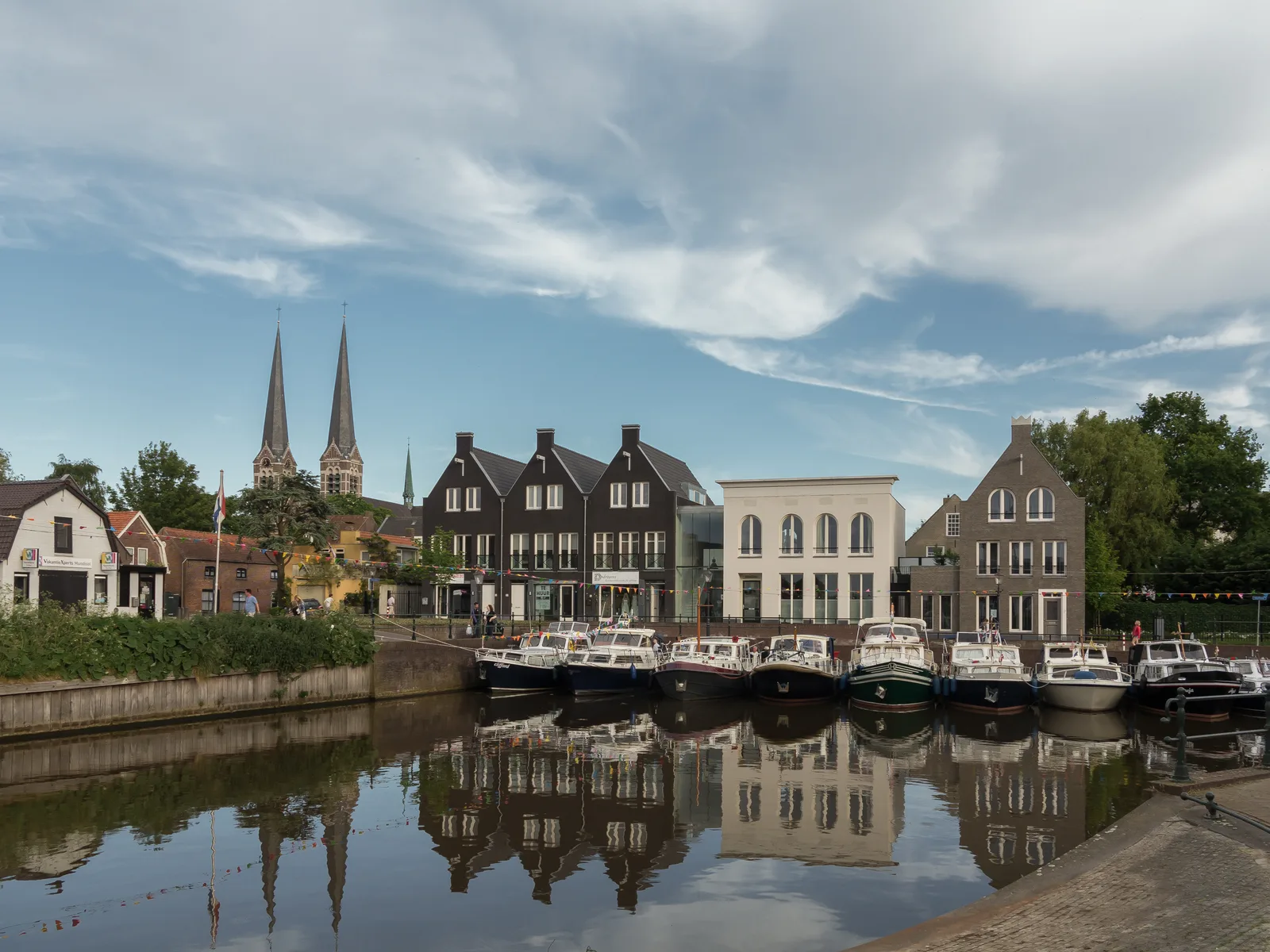 De Leurse Haven in Etten-Leur met weerspiegelende boten