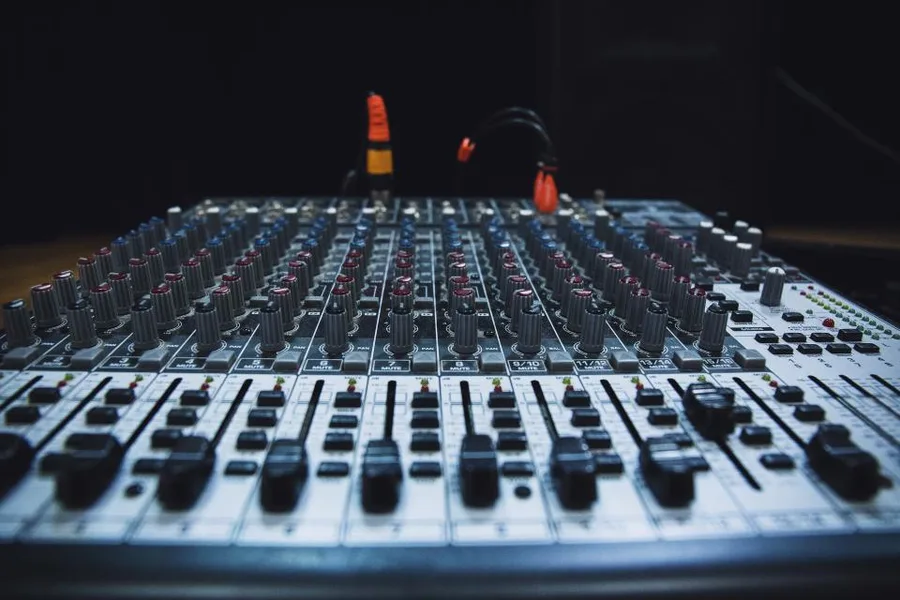 Faders van een analoge mengtafel in een opnamestudio