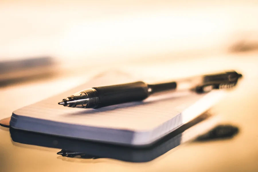 Notitieboek met pen in warm avondlicht