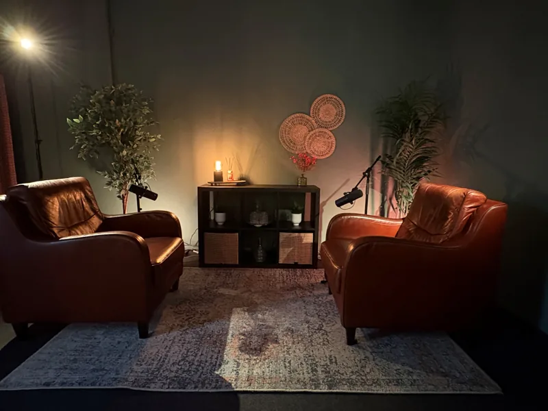 De opnameruimte van Podcaststudio Breda in avondlicht