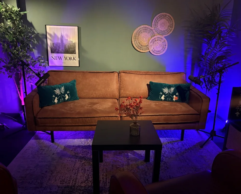 De bank in de studio, microfoons klaar voor een gesprek met meerdere gasten