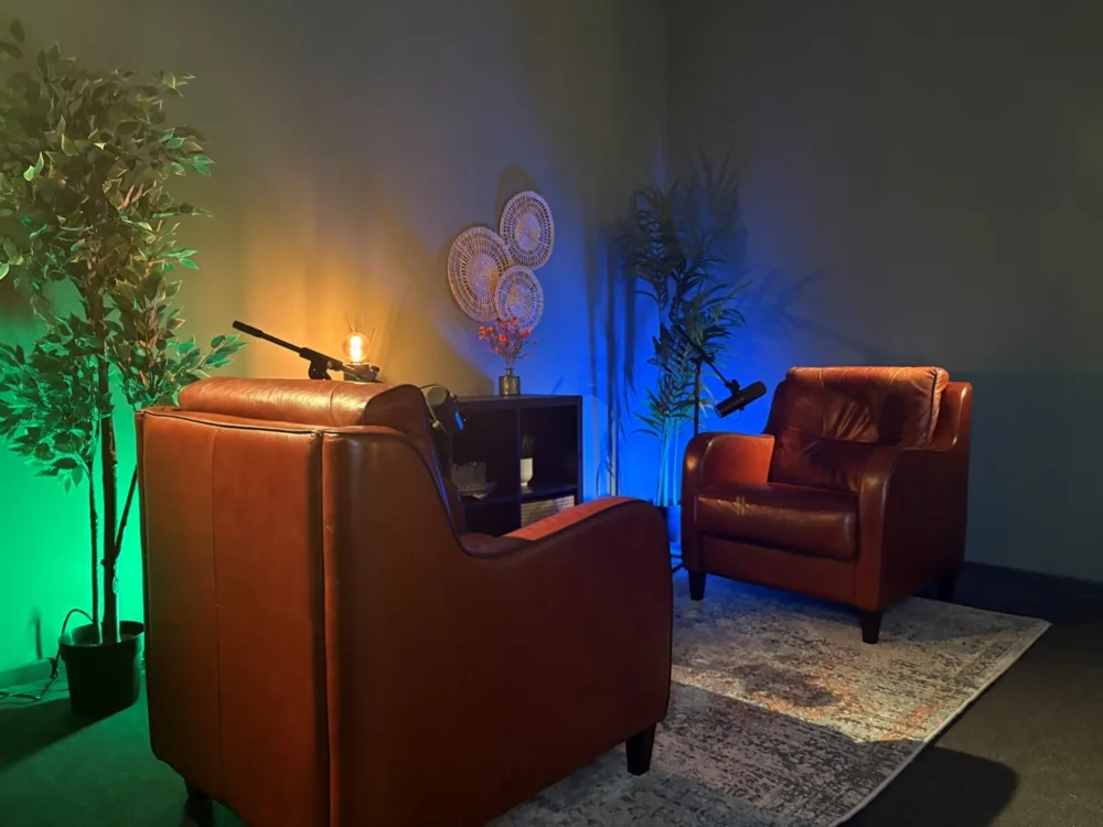 De twee fauteuils van de studio, klaar voor een één-op-één-gesprek