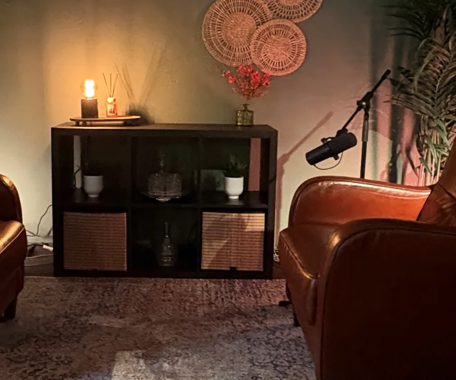 Detail van de studio: een warme lamp op een kast naast de opnameplek
