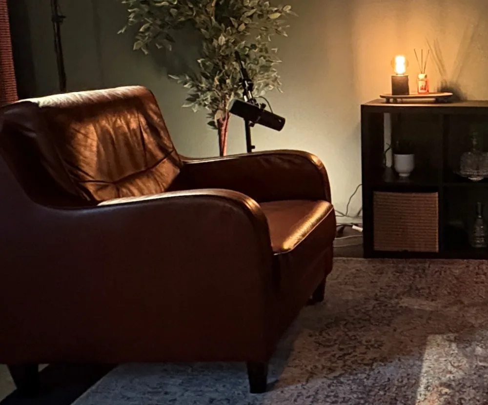 Een leren fauteuil met microfoon ernaast in Podcaststudio Breda