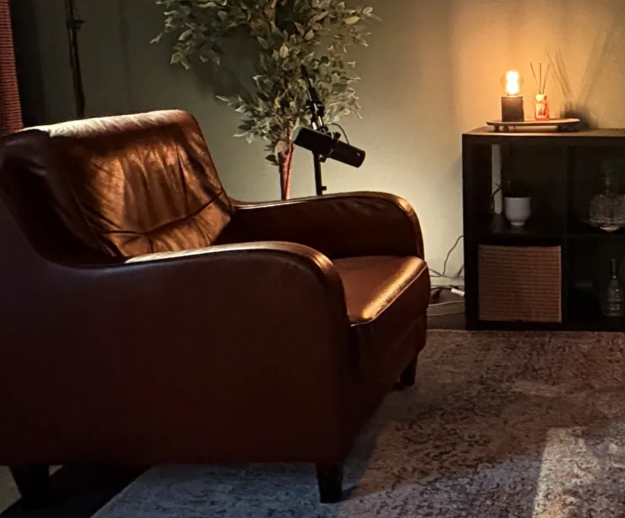 Een leren fauteuil met microfoon ernaast in Podcaststudio Breda